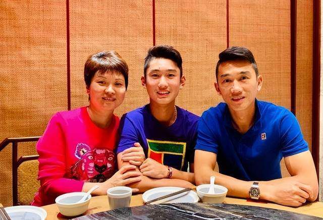 刘曼琼道：那多不合适……还是我自己去吧……成伯笑道：曼琼小姐，您常去的那几个档口，可都是一群老八婆，您去了肯定要被她们调侃的。